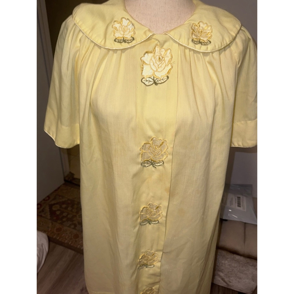 Vintage Yellow house coat embroidered flowers Loungees sz 14 snaps summer - Picture 11 of 11